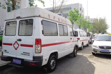 救护车与私家车相撞 路过公交司机紧急救助_新浪陕西_新浪网