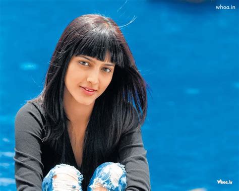 Shruti Hassan Young Hd Wallpaper