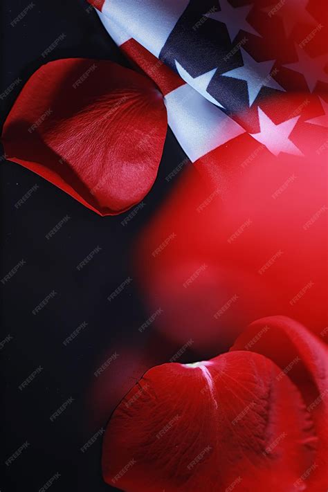 Drapeau américain et fleur rose sur la table Symbole des États-Unis d ...