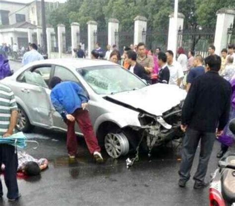 江苏无锡一轿车失控撞死4人 10余人受伤 - 国内动态 - 华声新闻 - 华声在线