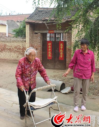 菏泽俩儿媳妇孝感动天 偏瘫老人重新站起来_菏泽新闻_大众网