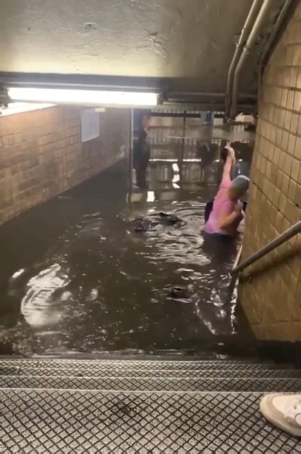 纽约暴雨 洪流猛灌地铁站：瞬间齐腰深_凤凰网