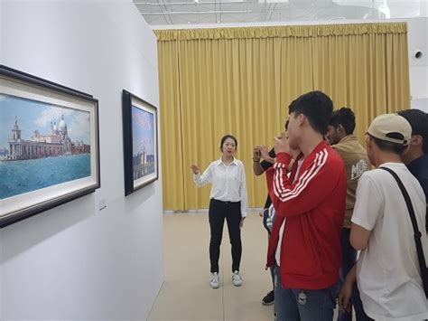 我校留学生和艺术学院学生集体参观俄罗斯绘画艺术展-山东科技大学新闻网