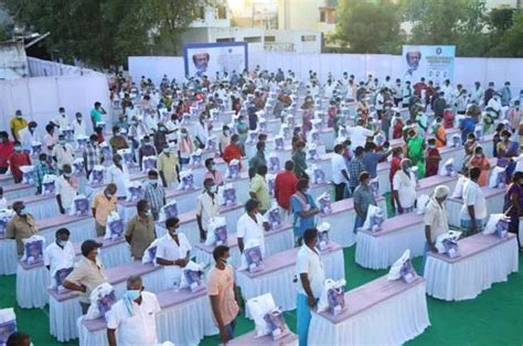 கரோனாவால் வாழ்விழந்த மக்களுக்குக் கைகொடுப்போம் -ரஜினி மக்கள் ...