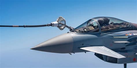 How fighter jets refuel mid-air at supersonic speed and high altitude?