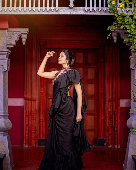 Divi Vadthya : బ్లాక్ శారీలో దివి క్లోజప్ లుక్స్.. | Divi Vadthya ...
