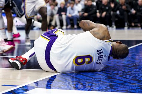 Lakers' LeBron James may miss extended time with foot injury
