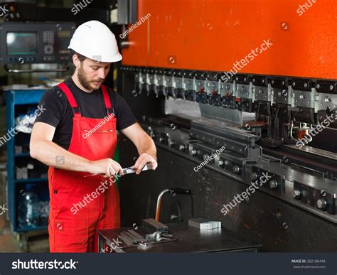 Assembly Line Worker 的图像结果