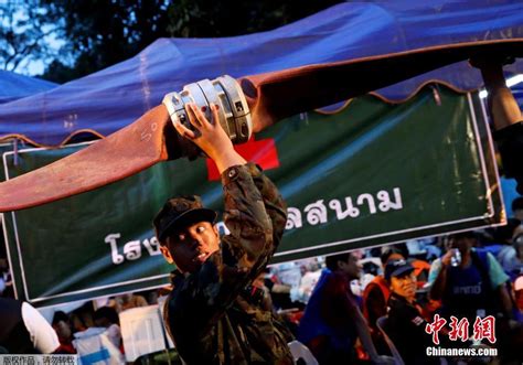 泰国13人洞穴内失联已5天 民众放生为失联者祈福-时政新闻-浙江在线