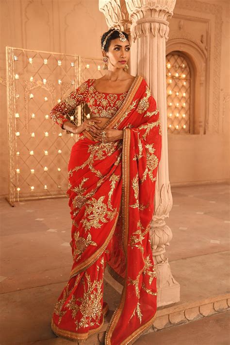 Reynu Taandon Unveils Royalty With Her Collection 'SURKH' at the FDCI ...