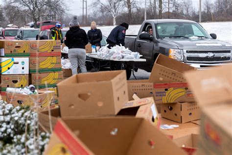 Flint area families receive food during giveaway hosted by United Way ...