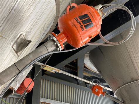 Clearing blockages and buildups in silos