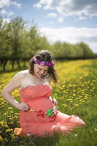 在春花中美丽的孕妇与盛高清图片下载-正版图片505262968-摄图网