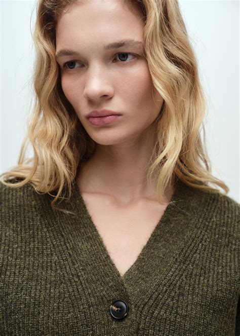 Cárdigan canalé cuello pico - Mujer | MANGO México