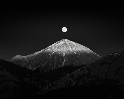 Moonrise over the West Spanish Peak – Kolari Vision