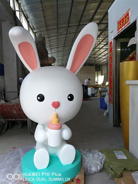 玻璃钢卡通兔子雕塑-玻璃钢雕塑厂