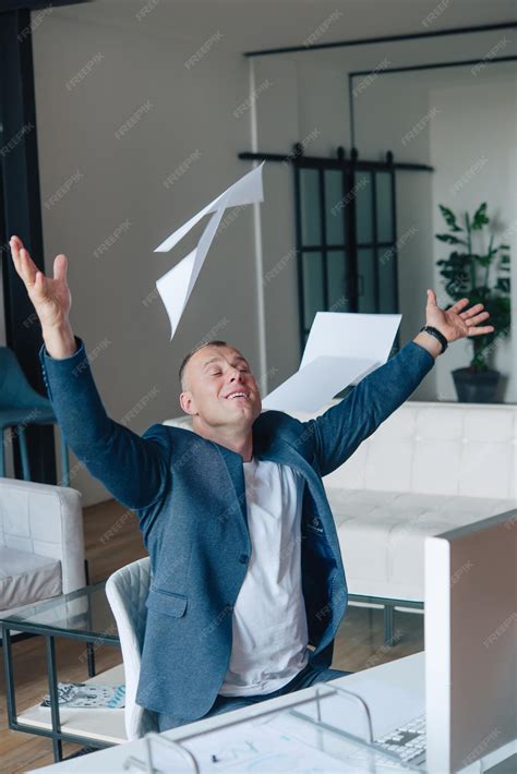 Business Person at Computer 的图像结果