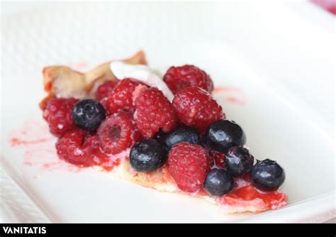 Pizza de frambuesas, grosellas y mozzarella