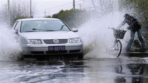 雨天，路人被车溅了一身水！海宁警方：罚款！-有驾