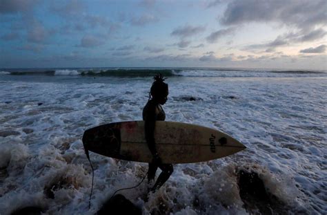 La primera surfista profesional senegalesa busca compañeras | Fotos ...