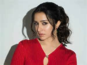 8 Gorgeous Hairstyles for Greasy Hair Days | Femina.in