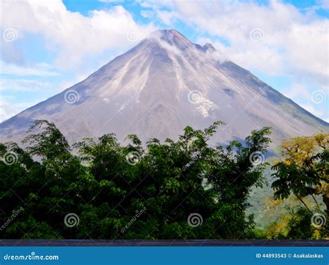 Arenal Volcano in Costa Rica Stock Image - Image of tourist, rica: 44893543