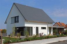 einfamilienhaus holzhaus der einfamilienhaus holzhaus satteldach modern carport modern einfamilienhaus holzhaus der einfamilienhaus holzhaus satteldach modern carport modern