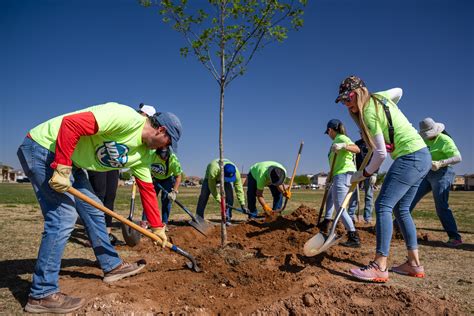El Paso Electric Employees Celebrate Earth Day by Planting 150 Trees in El Paso