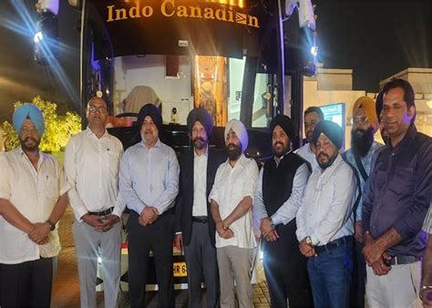 श्रद्धालुओं के पहले जत्थे का दिल्ली सीमा पर किया गया स्वागत - bus ...