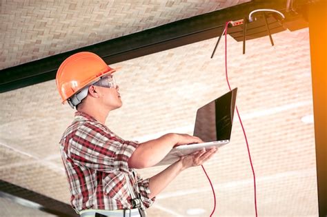 O técnico está verificando o sinal. Depois de instalar a Internet no ...