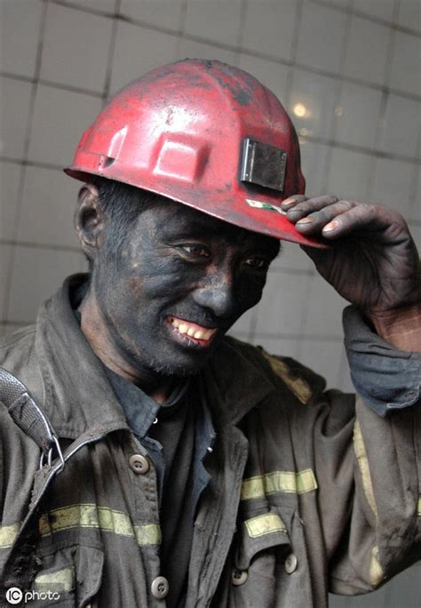煤矿工人是最辛苦的一群苦汉子！给你讲述他们最真实的一天 - 每日头条