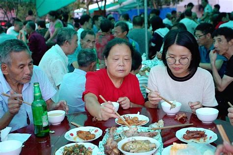 婆婆带上儿媳妇吃农村酒席，一桌22个流水菜，吃着真过瘾_凤凰网视频_凤凰网