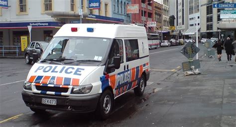 新西兰枪击案抓捕现场曝光 嫌犯被从车里拖出(含视频)_手机新浪网