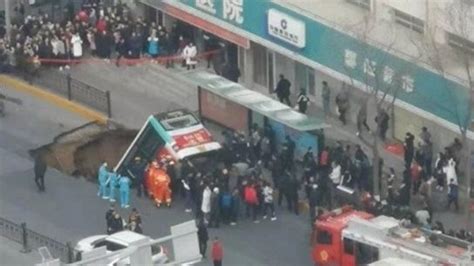 青海西宁马路地陷公交车堕坑已致6死 大陆地陷事故频发