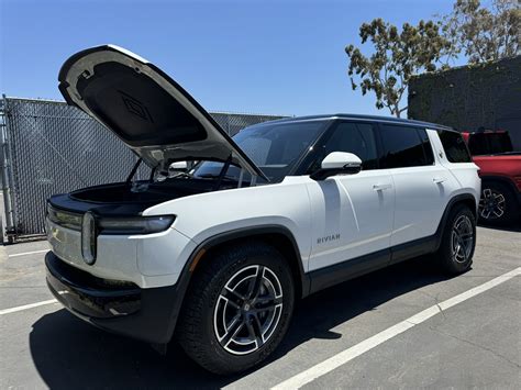 Tesla Enthusiast Test Drives Refreshed Rivian R1S, Walks Away 'Super Impressed' - autoevolution