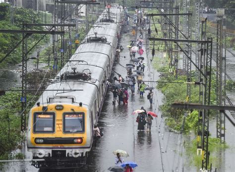 Heavy rain, water-logging disrupt life in Mumbai; IMD issues 'orange ...