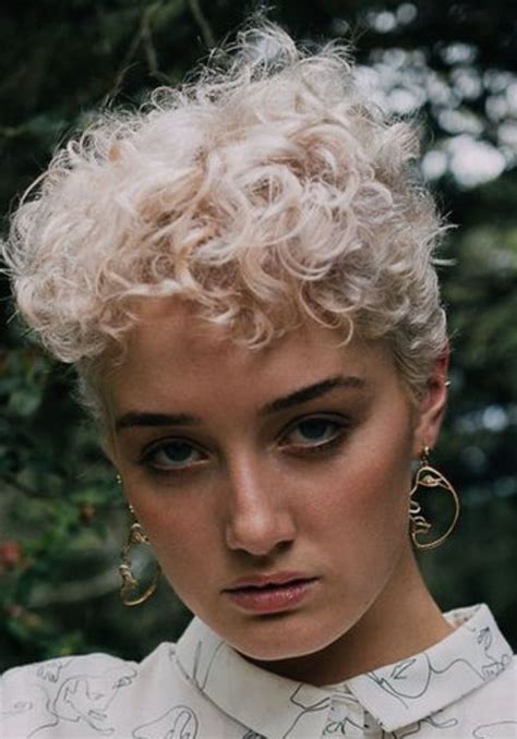 Pin by Ana Medina on Cabelos e penteados | Short platinum blonde hair ...
