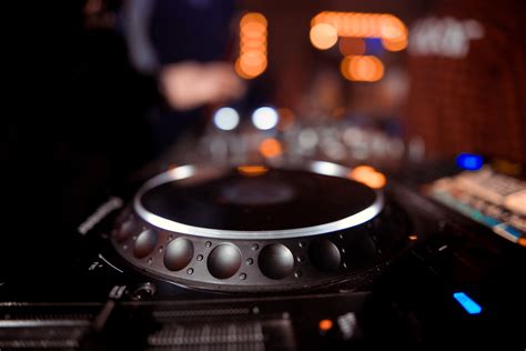 RS Recommends: The Best Beginner DJ Turntables, According to the Pros ...