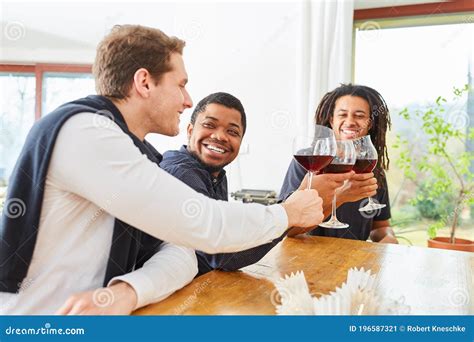 Groupe D'hommes Comme Des Amis Boire Un Verre De Vin Rouge Ensemble ...