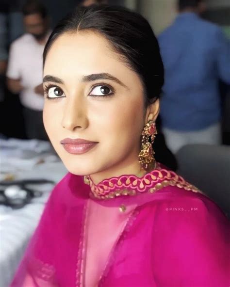 இப்படியே வெளிய போயிருங்க! தூக்கிட்டுப் போயிடுவாங்க! லோ நெக் உடையில் ...