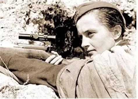 狙击时刻:外国女狙击手VS中国狙击手，一个甩狙直接把对方干掉_腾讯视频