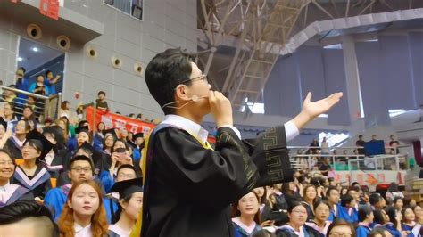 《起风了》青岛大学毕业典礼版，这声音一出，点燃全场！超好听！_腾讯视频
