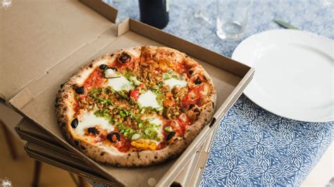 18 Inch Pizza Feeds How Many? - Las Pupusas Restaurant