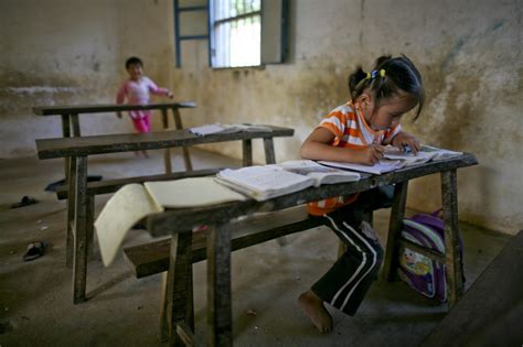 图文：小女孩光着脚丫子在课堂里写作业_新闻中心_新浪网