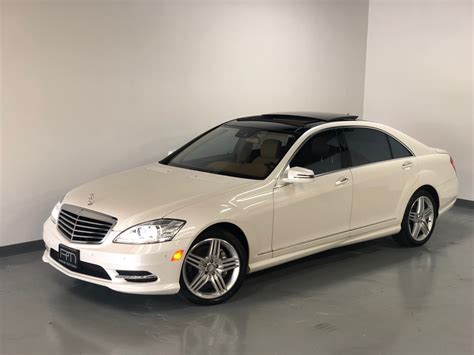 Passengers Mercedes Benz S550 Sedan