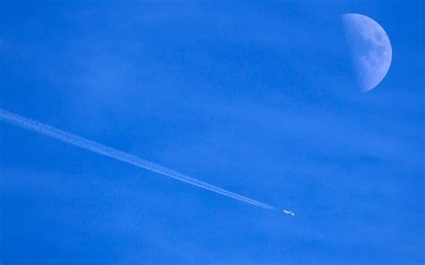 Airlines admit that contrails are an environmental problem - Anchorage ...