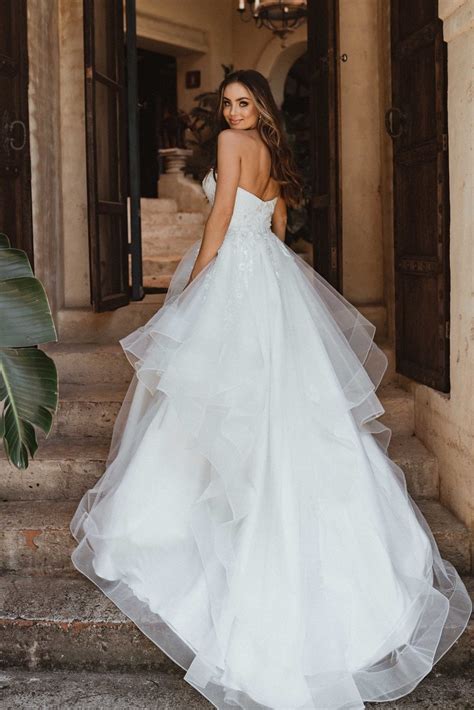 How many layers of tulle in a wedding dress | Beachweddingtips.com