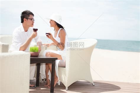 夏日海边喝酒聊天的朋友高清图片下载-正版图片502034959-摄图网