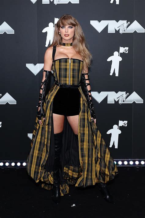 Taylor Swift stuns on VMAs red carpet in punk-inspired plaid corset ...