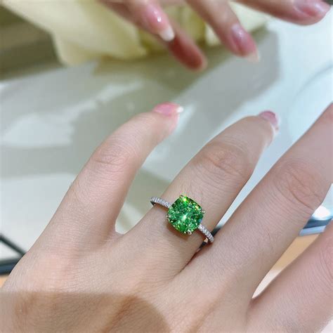 新款清新淡雅翠绿2克拉枕形嫩绿钻石戒指女925银镀18K金简洁大气-淘宝网